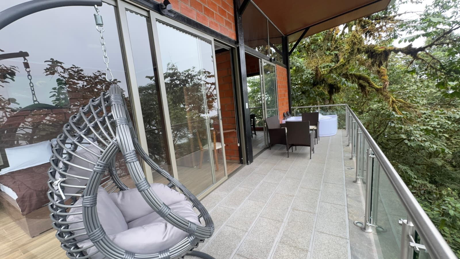 Private balcony with hanging chair and jacuzzi, luxury cabin Chocó Andino